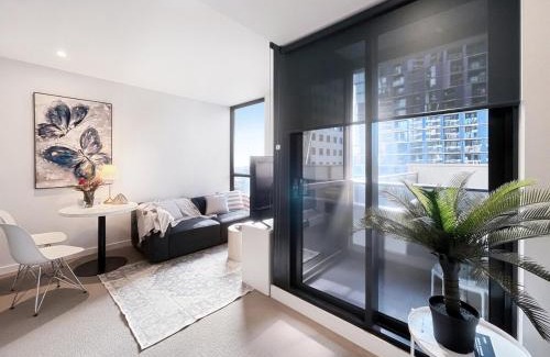 Melbourne Central Business District Apartment | Stylish City Escape - 1BR Apartment in CBD