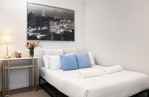 Melbourne Central Business District Apartment | Stylish City Escape - 1BR Apartment in CBD