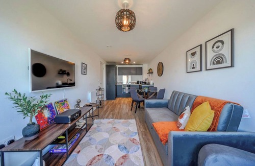 Vauxhall Apartment | Stylish City Stay | Juliette Balcony, Retro Games & Fast WiFi | Sleeps 4