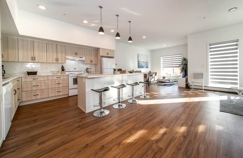 North Central Edmonton Apartment | ★Stylish⭐️Close to D/T✅FREE parking✔️King Bed ★2bed