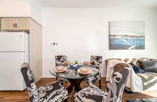 North Central Edmonton Apartment | ★Stylish⭐️Close to D/T✅FREE parking✔️King Bed ★2bed