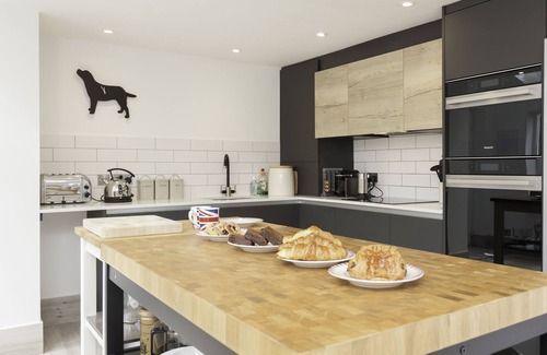 Salcombe House | Stylish Coastal Living | Prime Location | Garden