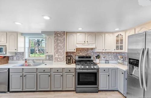 North Buffalo House | Stylish & Comfy Haven near Niagara Falls ~ UB !