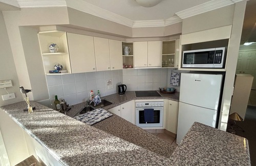 Broadbeach Apartment | Stylish & Cosy GC Getaway. Central & Serene. Explore Broadbeach/Surfers via Tram