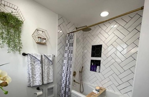 Dupont Apartment | Stylish, Cozy 1BD/1BA 3Min->JBLM