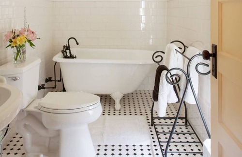 Cody Hotel | Stylish & Cozy Stay Near Museums, Dining & Yellowstone Adventures