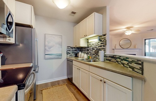 Scanlonville Condo | Stylish dog friendly, ground-floor getaway with pool, washer/dryer, & AC