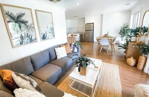 Wagga Wagga House | Stylish duplex in Prime Location!