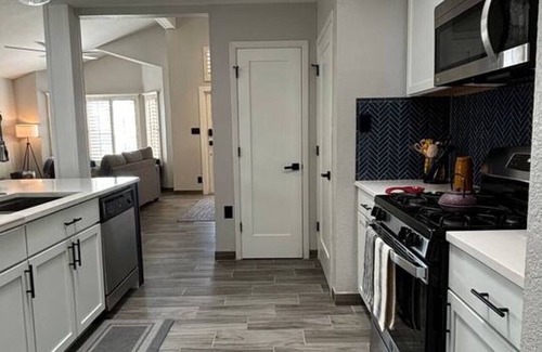 Biggs Field House | Stylish Escape/3BDRM & fireplace