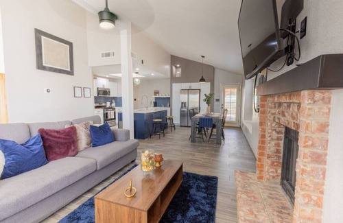 Biggs Field House | Stylish Escape/3BDRM & fireplace