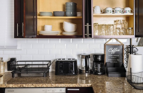 Elizabeth Apartment | Stylish & family friendly 3Bdr - 8 mins to EWR