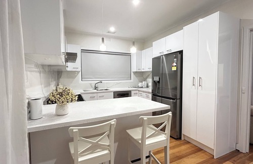 Dandenong House | Stylish Family Home- 3BR in the heart of Dandenong, Just minutes to the station