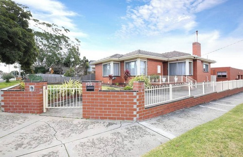 Dandenong House | Stylish Family Home- 3BR in the heart of Dandenong, Just minutes to the station