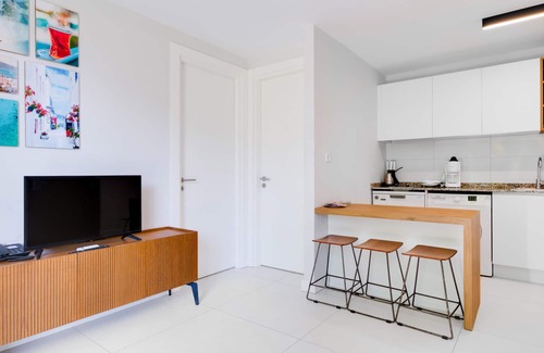 Bodrum City Center Apartment | Stylish Flat w Pool n Balcony 5 min to Beach