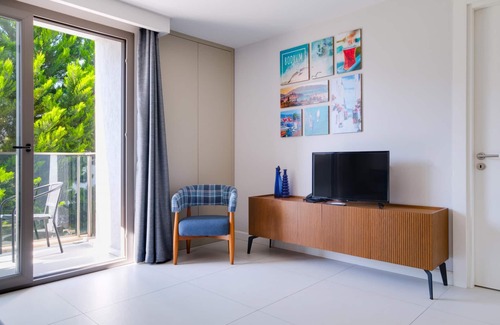 Bodrum City Center Apartment | Stylish Flat w Pool n Balcony 5 min to Beach