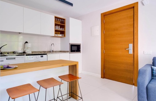Bodrum City Center Apartment | Stylish Flat w Pool n Balcony 5 min to Beach