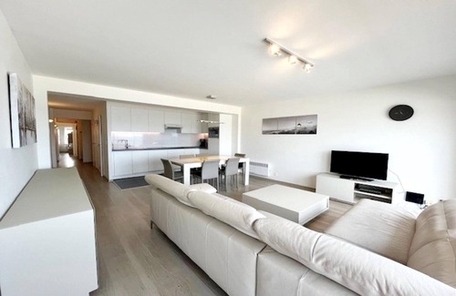 Wenduine Apartment | Stylish Flat with Sea Views