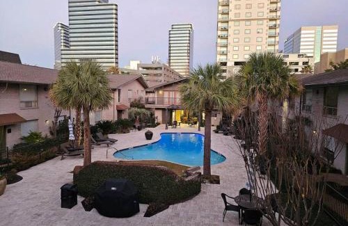 Houston Apartment | Stylish Galleria Condo 2BR 2BA Saltwater Pool Marquee Uptown
