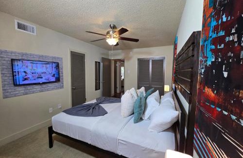 Houston Apartment | Stylish Galleria Condo 2BR 2BA Saltwater Pool Marquee Uptown