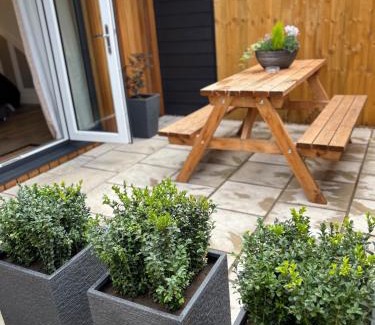 Milton Apartment | Stylish Garden pod lodges