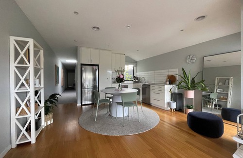 Geelong West House | Stylish Geelong Stay - Prime location near Pakington Street and the Waterfront