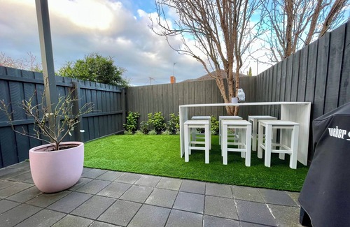 Geelong West House | Stylish Geelong Stay - Prime location near Pakington Street and the Waterfront