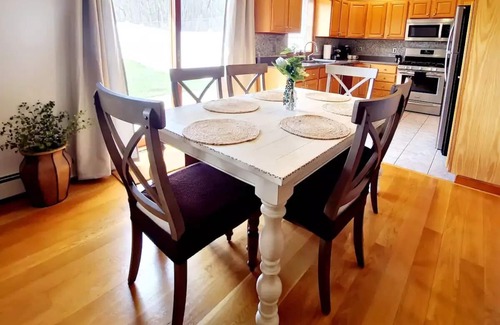 Scranton House | Stylish Getaway: Owners Suite, Game Room, Mountain Views, Close to Attractions