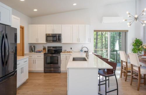 Rosario House | Stylish, Gourmet Kitchen, Minutes To Moran Park