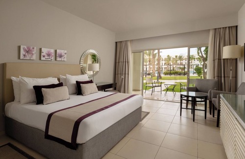 Marsa Matruh Hotel | Stylish Ground Floor Room 3 Min Away from Almaza's Golden Sands - Free Breakfast