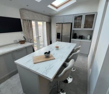 Moreton House | Stylish Home Away From Home! 6 Minutes from Beach!