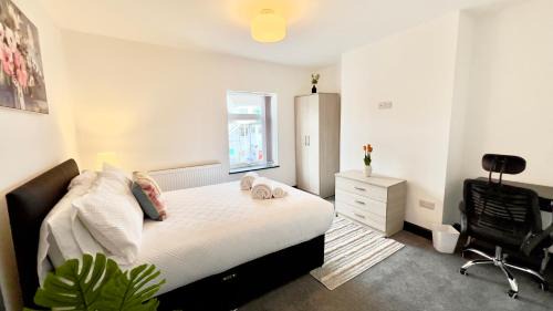 Stoke-on-Trent House | Stylish Home, hosted by ESONGRACE Stays, Stoke-on-Trent - Perfect for Families - Contractors - Holiday makers - Emergency Housing - Professionals, Relocators