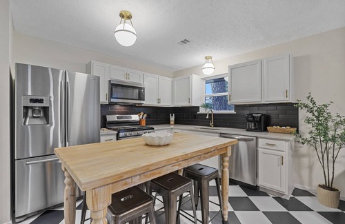 Central Arlington House | Stylish Home Hot Tub & Game Room near AT&T, Globe Life, UTA