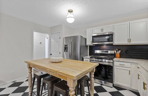 Central Arlington House | Stylish Home Hot Tub & Game Room near AT&T, Globe Life, UTA