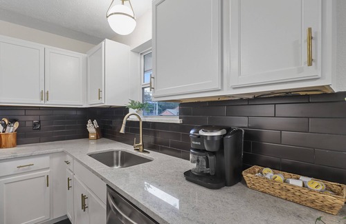 Central Arlington House | Stylish Home Hot Tub & Game Room near AT&T, Globe Life, UTA