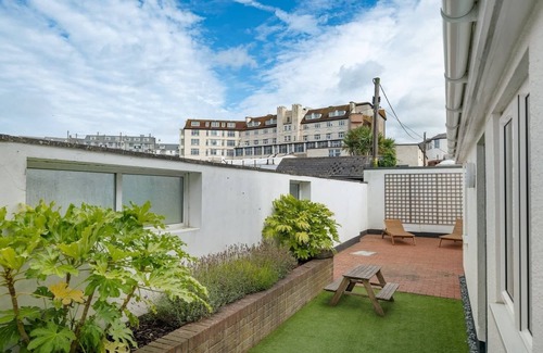 Bude House | Stylish Home with Parking, Minutes from Beach