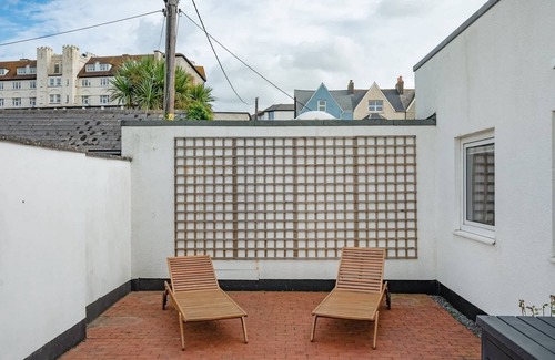 Bude House | Stylish Home with Parking, Minutes from Beach