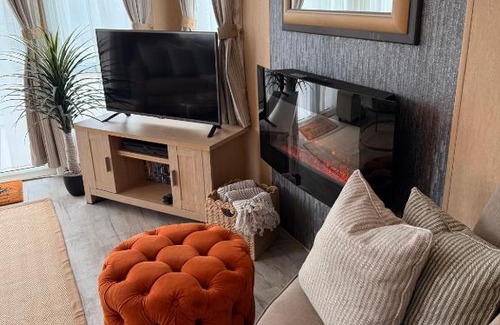 Colchester Resort | Stylish Inviting 2 Bedroom Caravan with Sea View