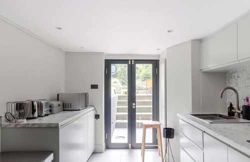 Islington House | Stylish IslingtonTownhouse with Terrace & Garden