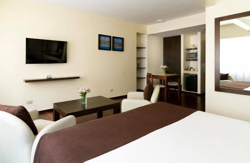 El Centro Hotel | Stylish Junior Suite in the City Center for Romantic Getaway