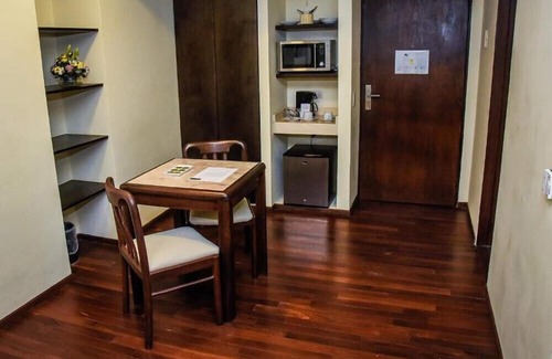 El Centro Hotel | Stylish Junior Suite in the City Center for Romantic Getaway