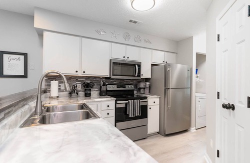 Pawleys Island Condo | Stylish King + Queen Suites Lake-View End Unit, Golf & Beach Nearby – No Stairs