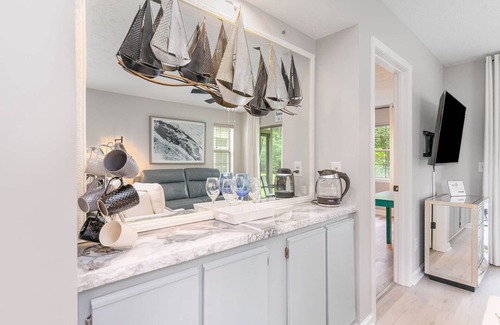 Pawleys Island Condo | Stylish King + Queen Suites Lake-View End Unit, Golf & Beach Nearby – No Stairs