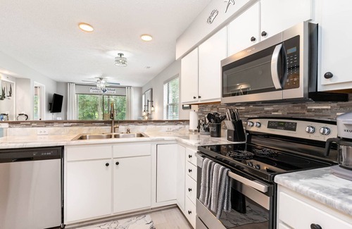 Pawleys Island Condo | Stylish King + Queen Suites Lake-View End Unit, Golf & Beach Nearby – No Stairs