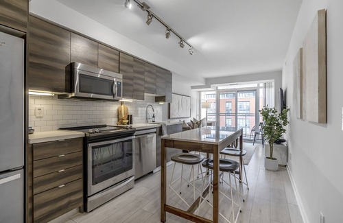 Fashion District Condo | Stylish King West Condo | 2BR/2BA + Parking, Gym, Walk Everywhere