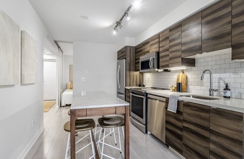 Fashion District Condo | Stylish King West Condo | 2BR/2BA + Parking, Gym, Walk Everywhere