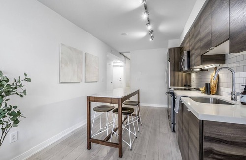 Fashion District Condo | Stylish King West Condo | 2BR/2BA + Parking, Gym, Walk Everywhere