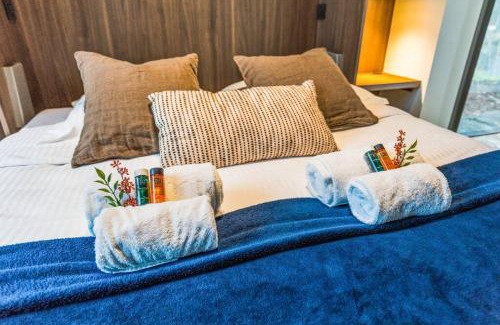 Stekene House | Stylish lakehouse in idyllic, private green scenery