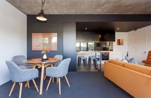 Fremantle Apartment | Stylish light and bright apartment tucked away behind Monument Hill in the Fremantle Art precinct