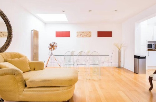 Campden Apartment | Stylish & Light-Filled Apartment in Trendy Notting Hill