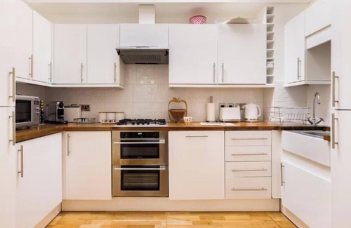 Campden Apartment | Stylish & Light-Filled Apartment in Trendy Notting Hill